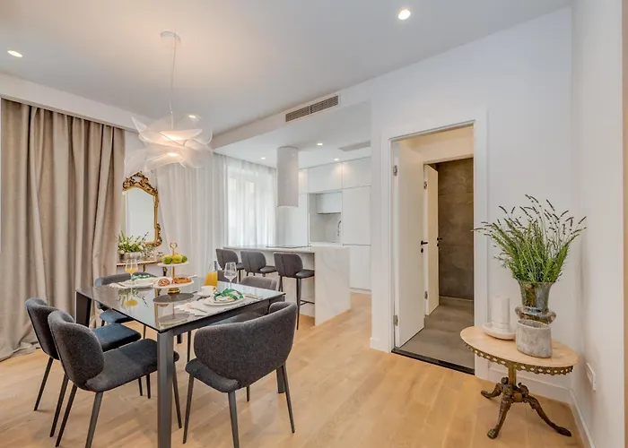 Top Location! Spacious Lux Apartment -5 Min From Beach & Centre