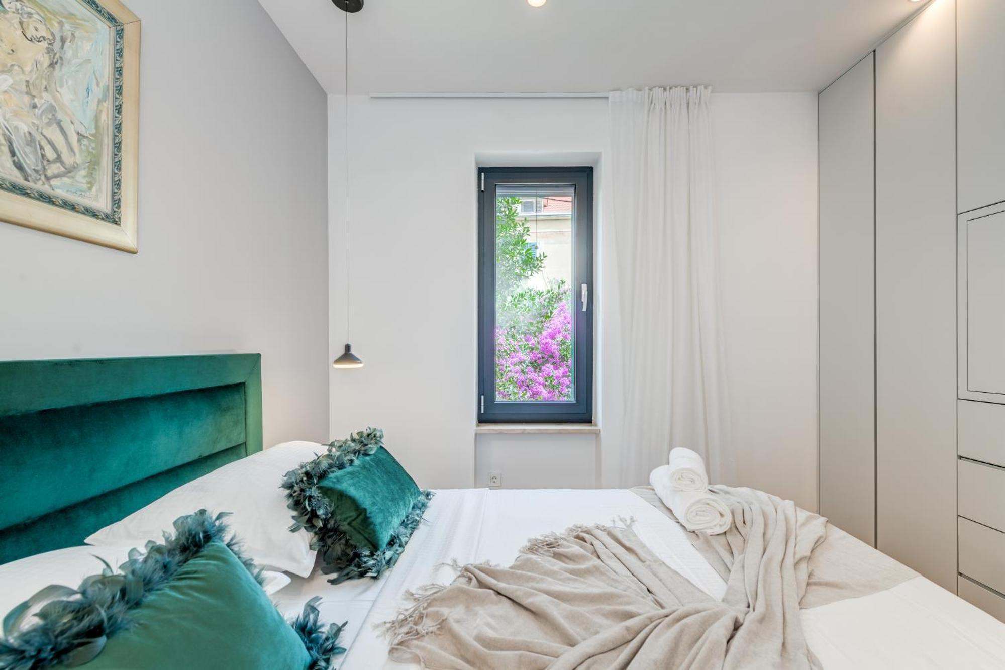 Apartment Location! Spacious Lux -5 Min From & Centre