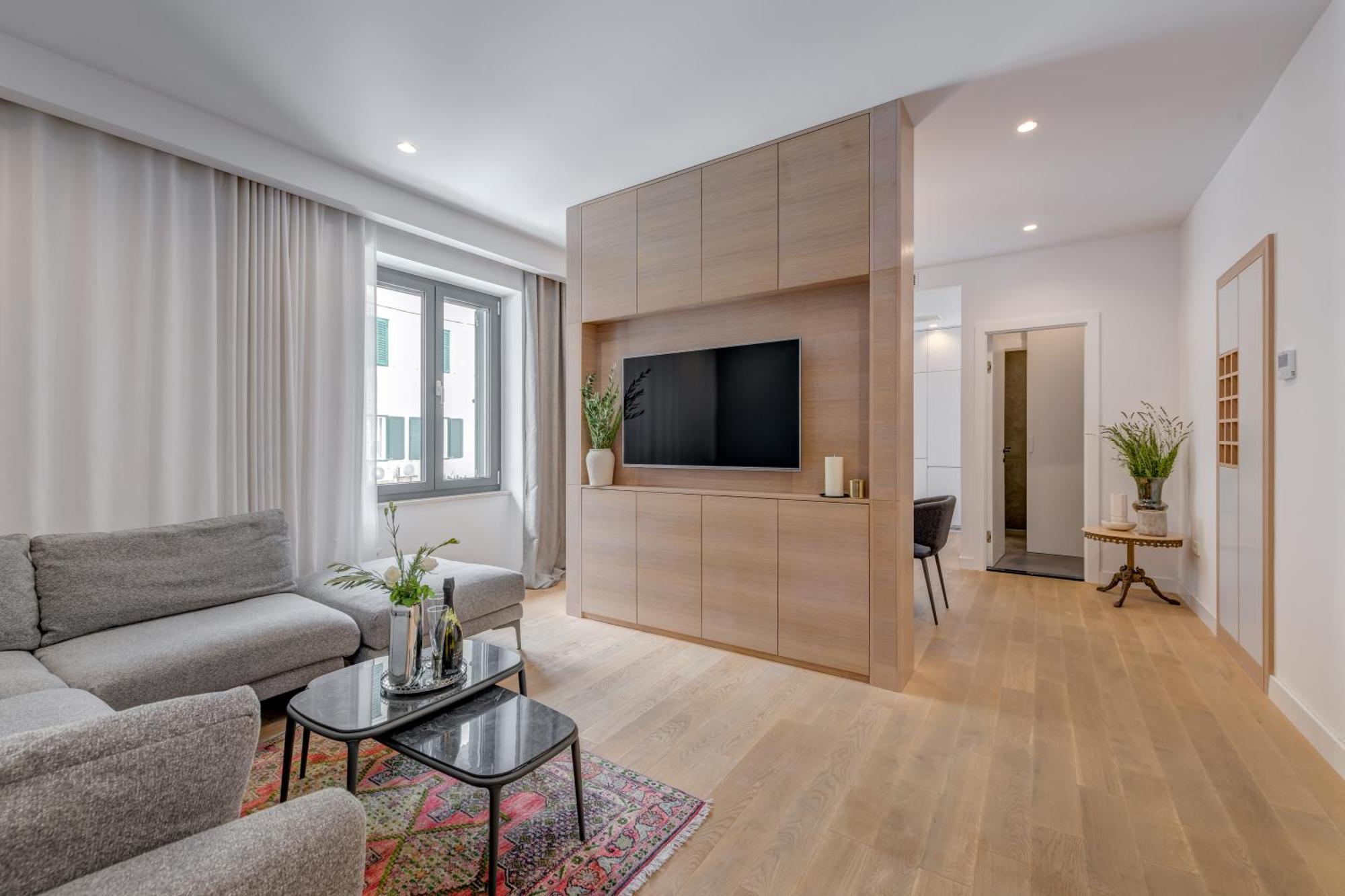 Location! Spacious Lux -5 Min From & Centre Apartment Split