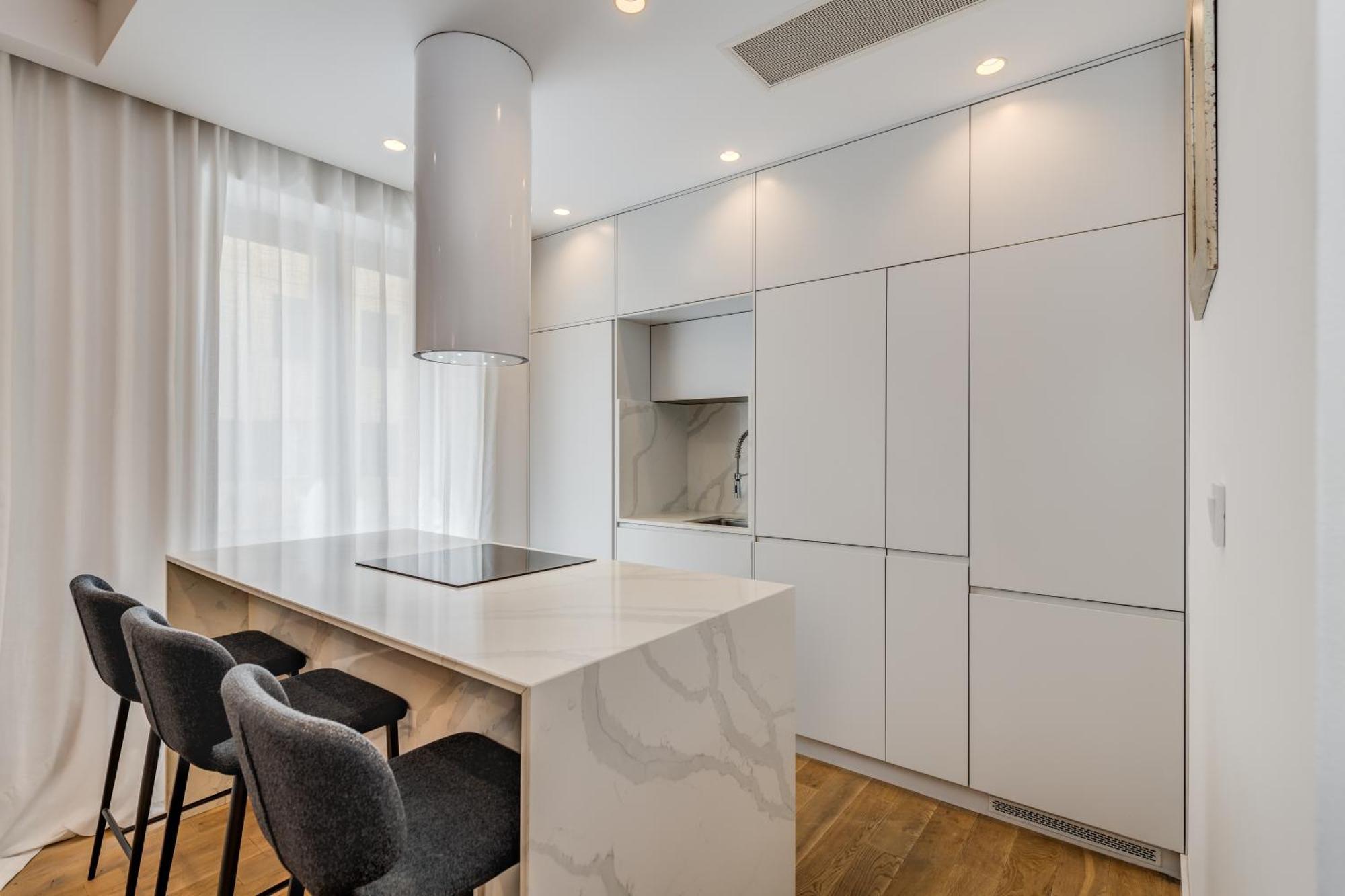 Apartment Location! Spacious Lux -5 Min From & Centre Split