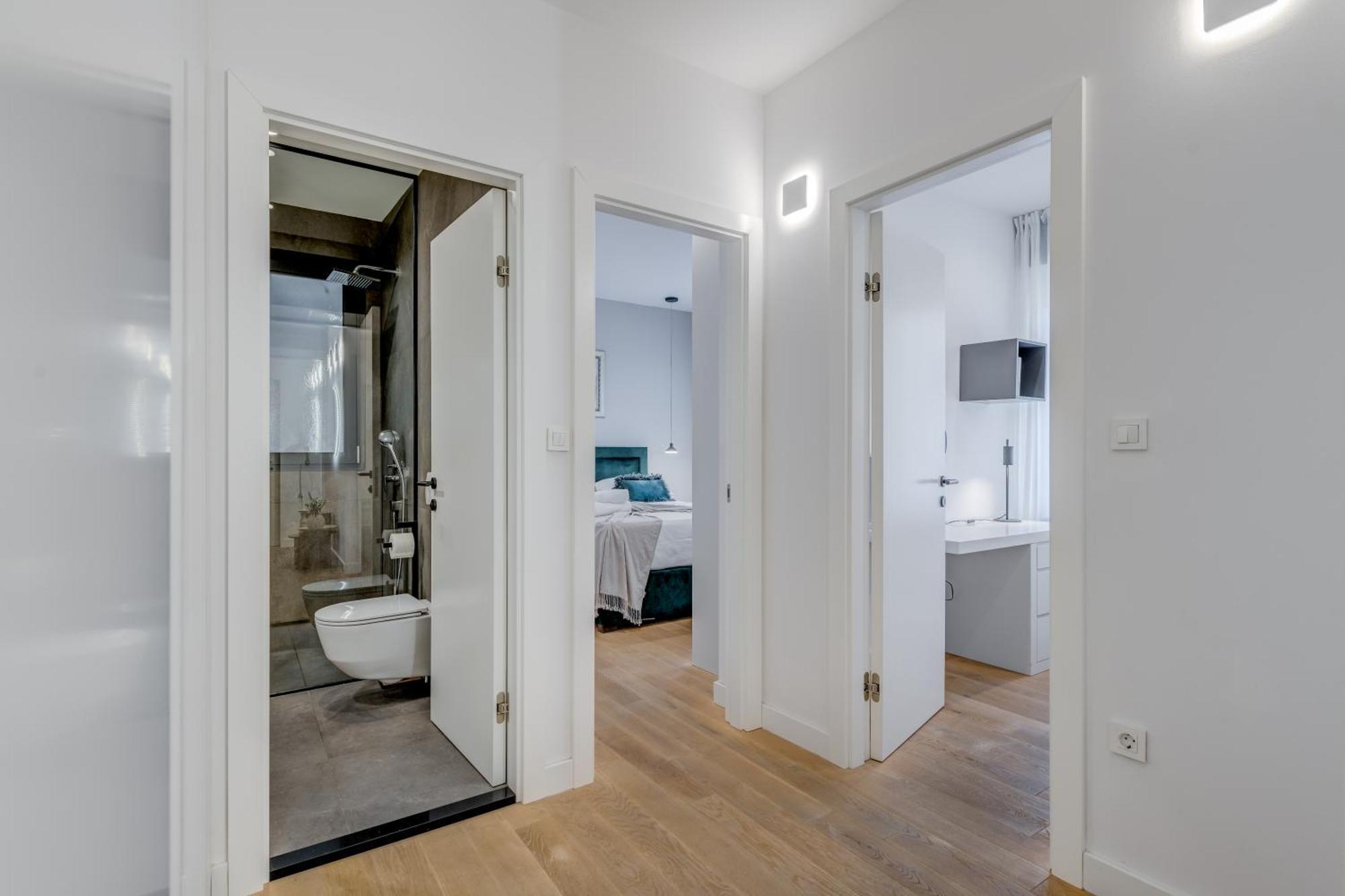 Apartment Location! Spacious Lux -5 Min From & Centre *