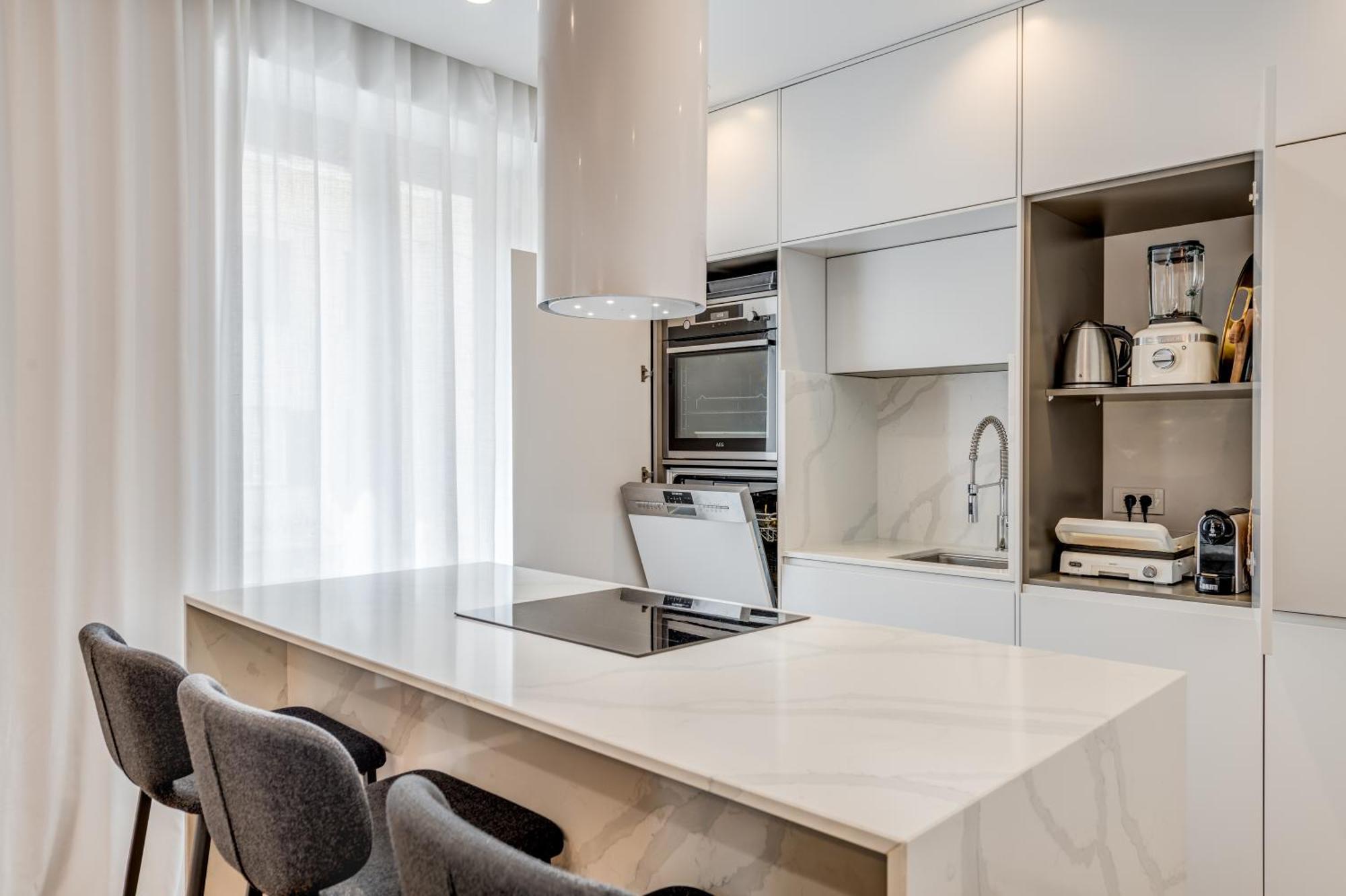 Location! Spacious Lux -5 Min From & Centre Apartment
