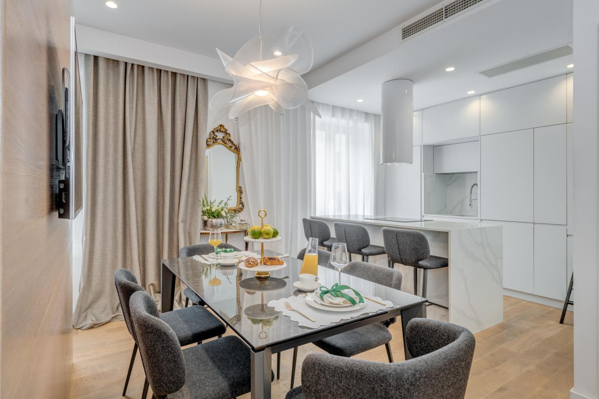 Location! Spacious Lux -5 Min From & Centre Apartment Split