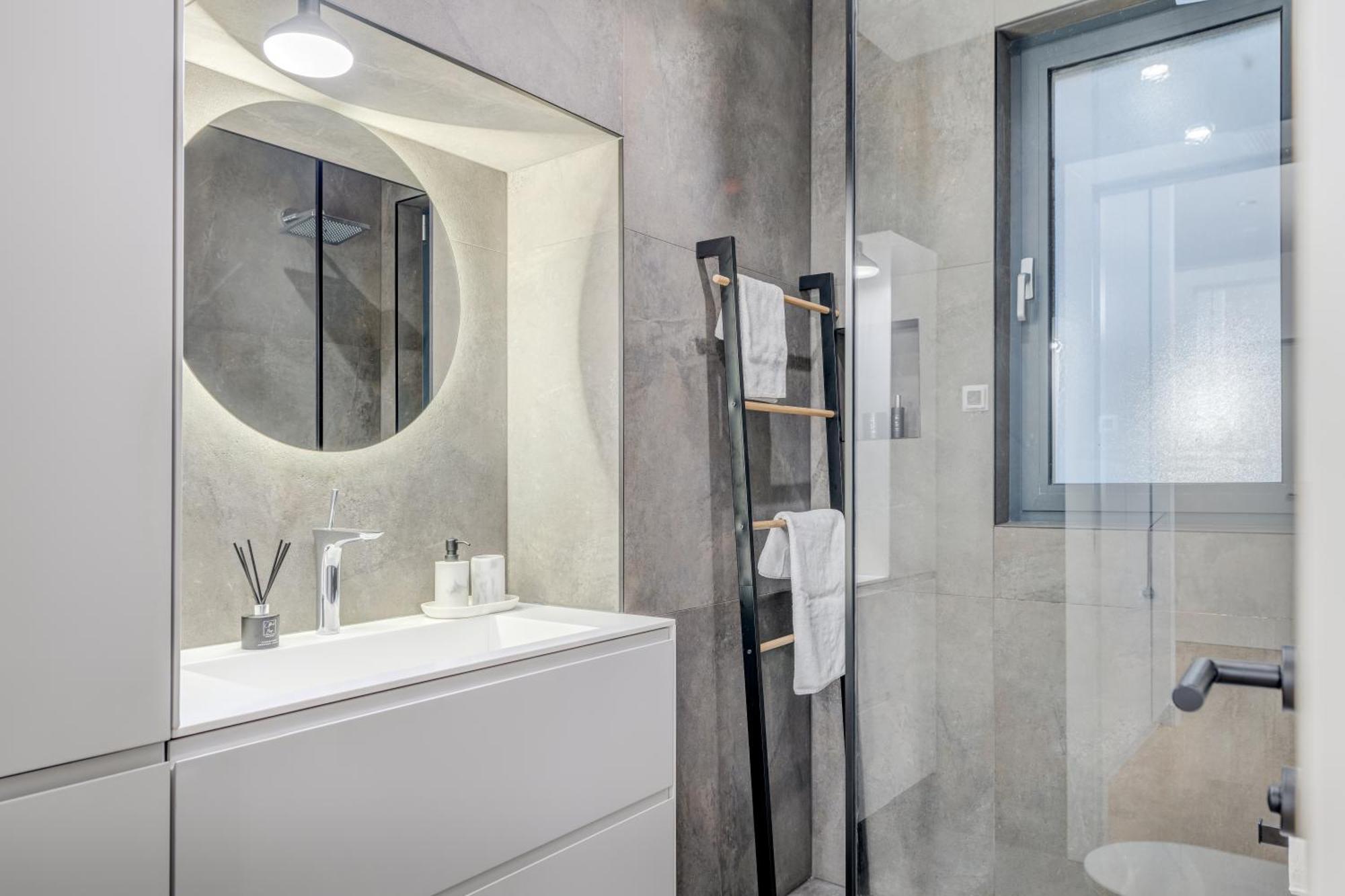 Apartment Location! Spacious Lux -5 Min From & Centre Split