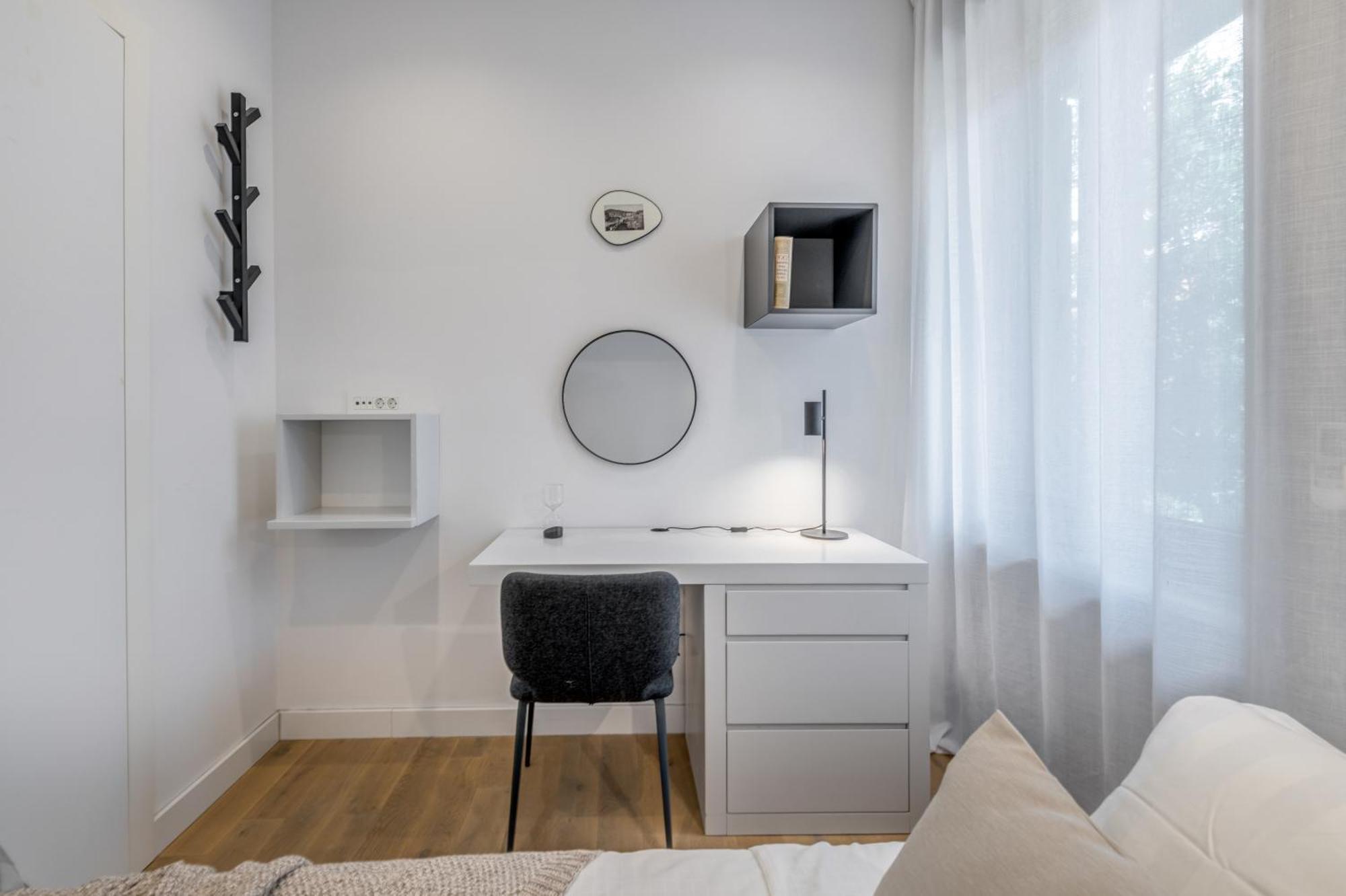 Location! Spacious Lux -5 Min From & Centre Apartment