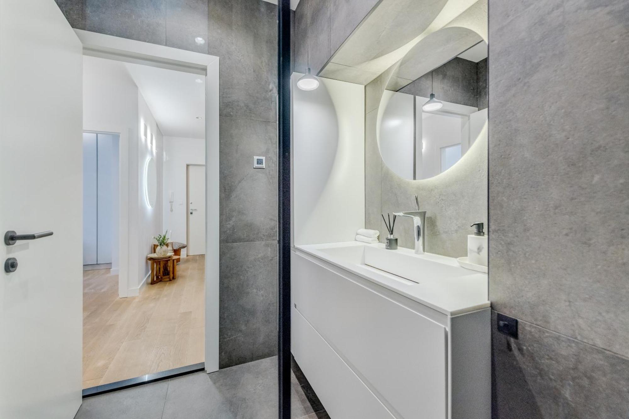 Location! Spacious Lux -5 Min From & Centre Apartment Split