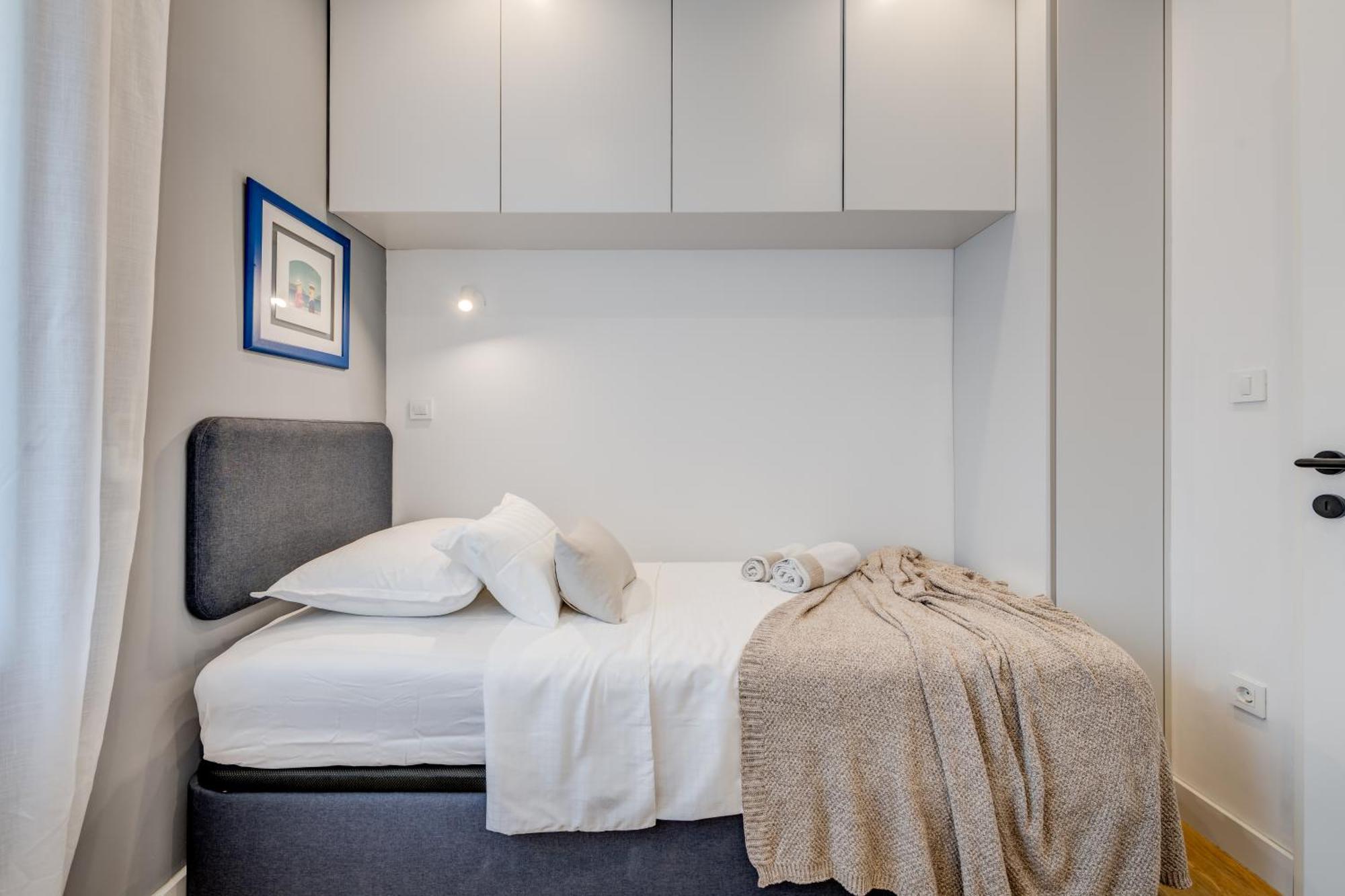 Location! Spacious Lux -5 Min From & Centre Apartment *