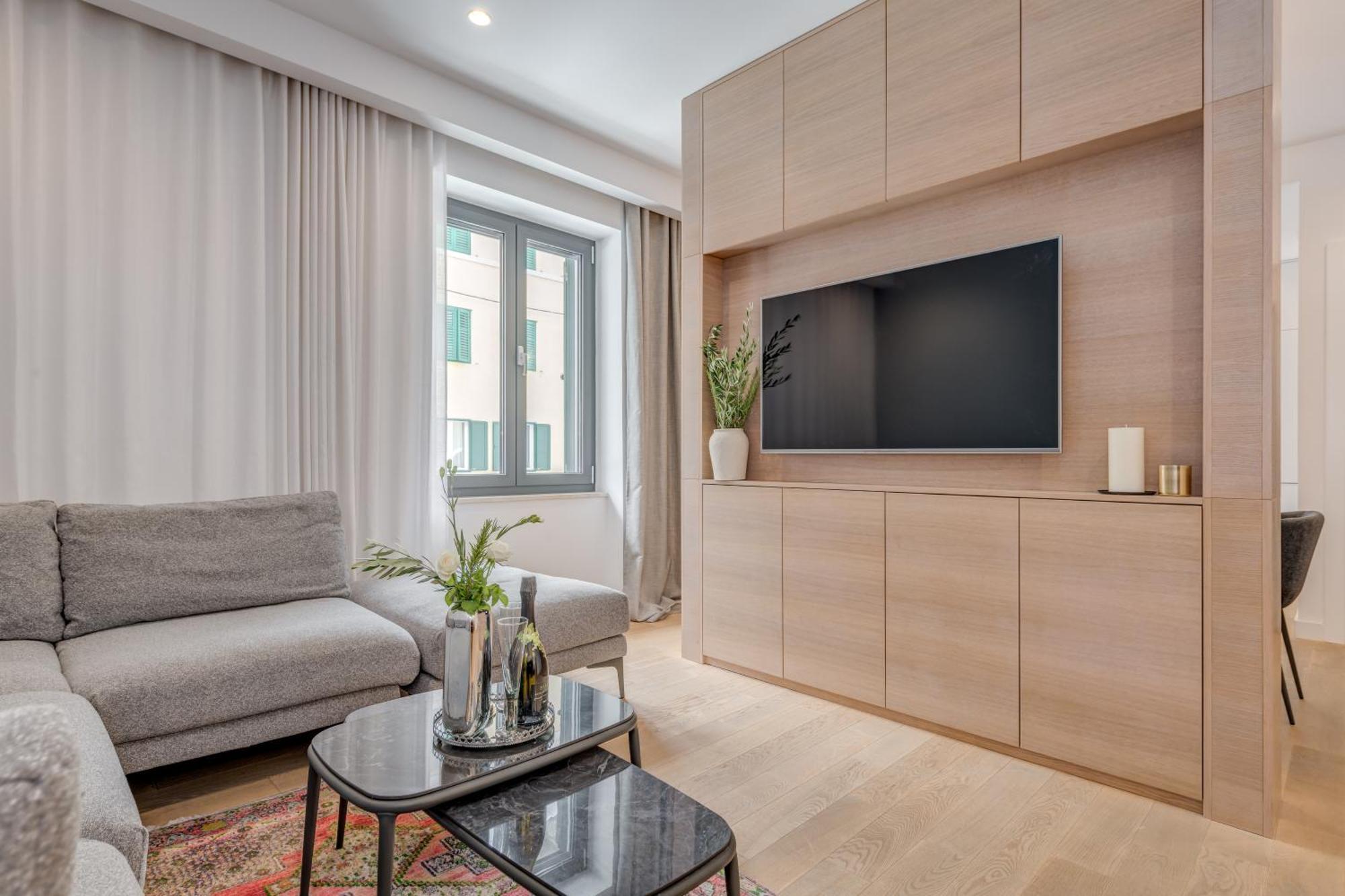 Location! Spacious Lux -5 Min From & Centre Apartment