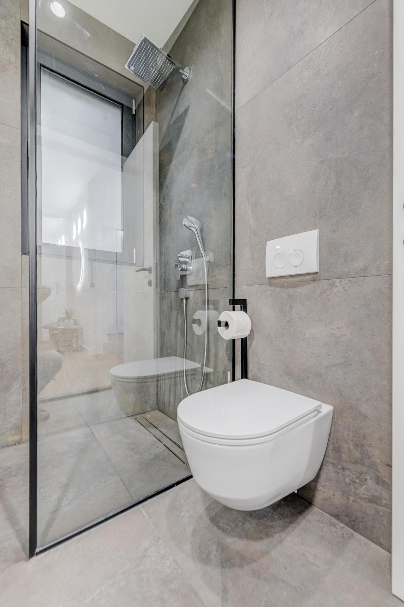 Location! Spacious Lux -5 Min From & Centre Apartment *