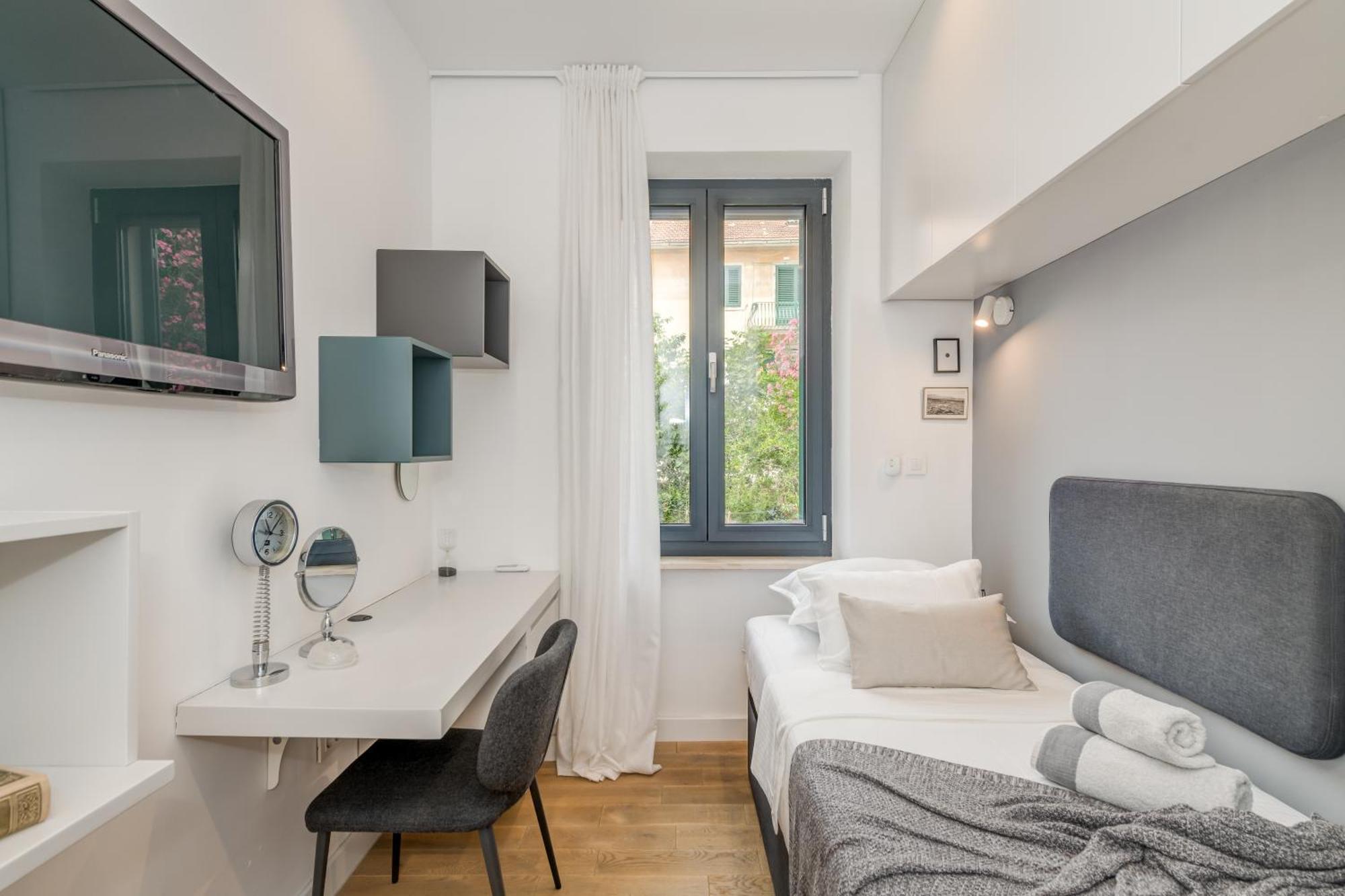 Apartment Location! Spacious Lux -5 Min From & Centre *