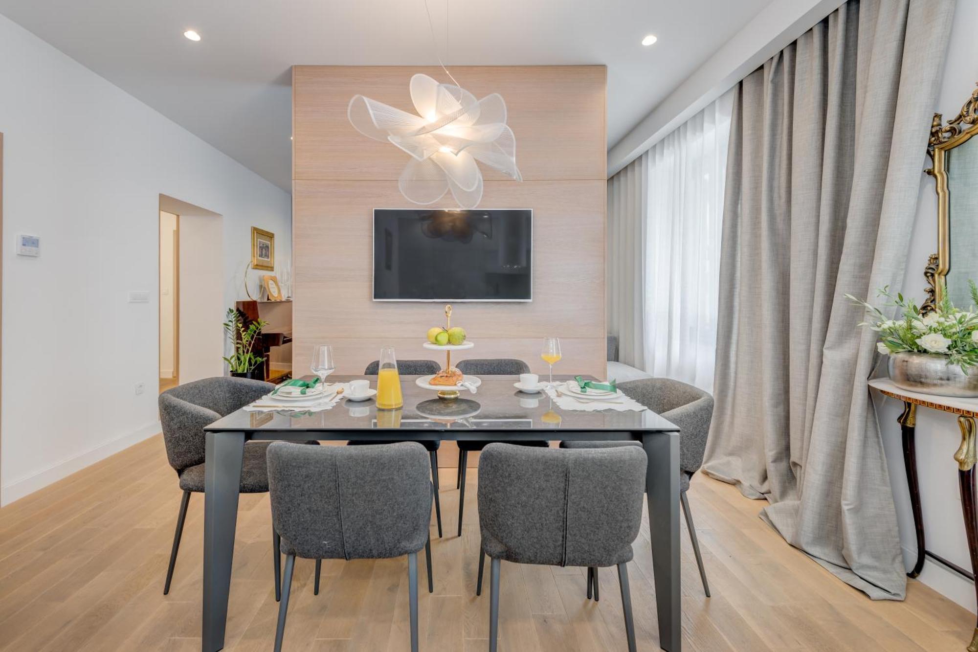 Apartment Location! Spacious Lux -5 Min From & Centre Split