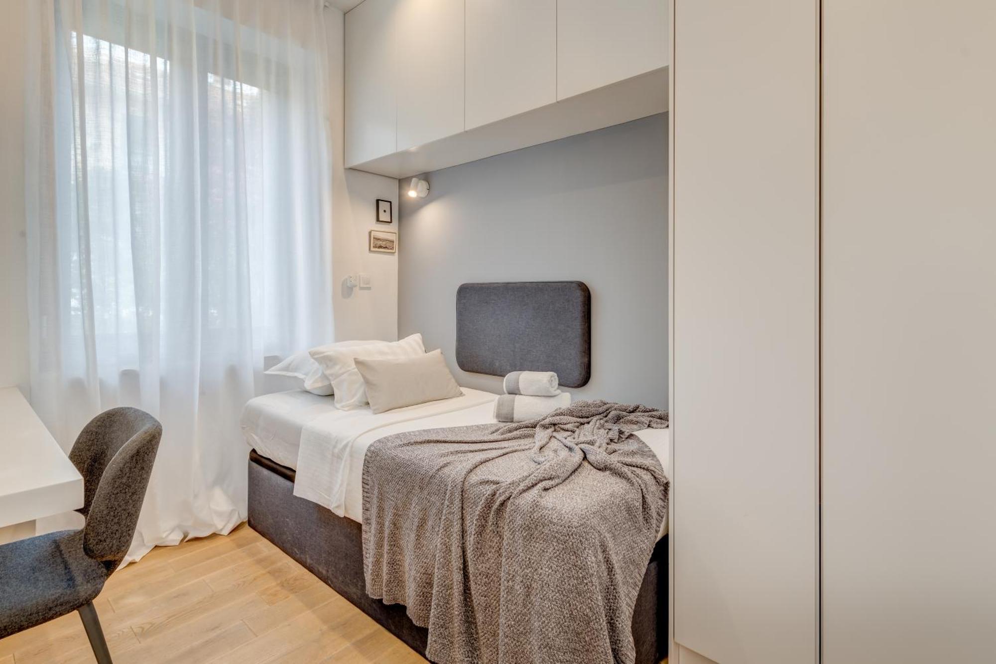 Location! Spacious Lux -5 Min From & Centre Apartment Split