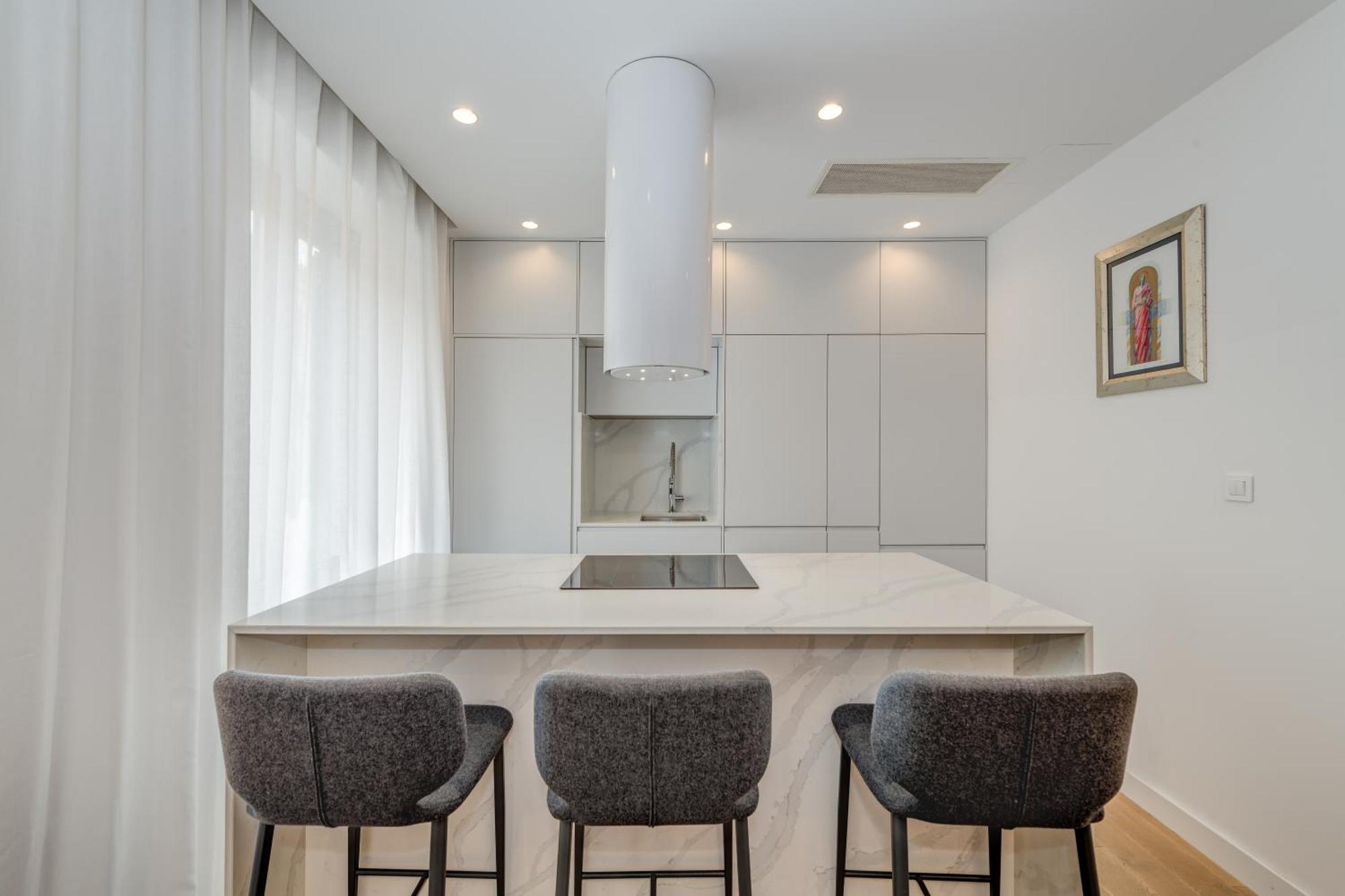 Apartment Location! Spacious Lux -5 Min From & Centre
