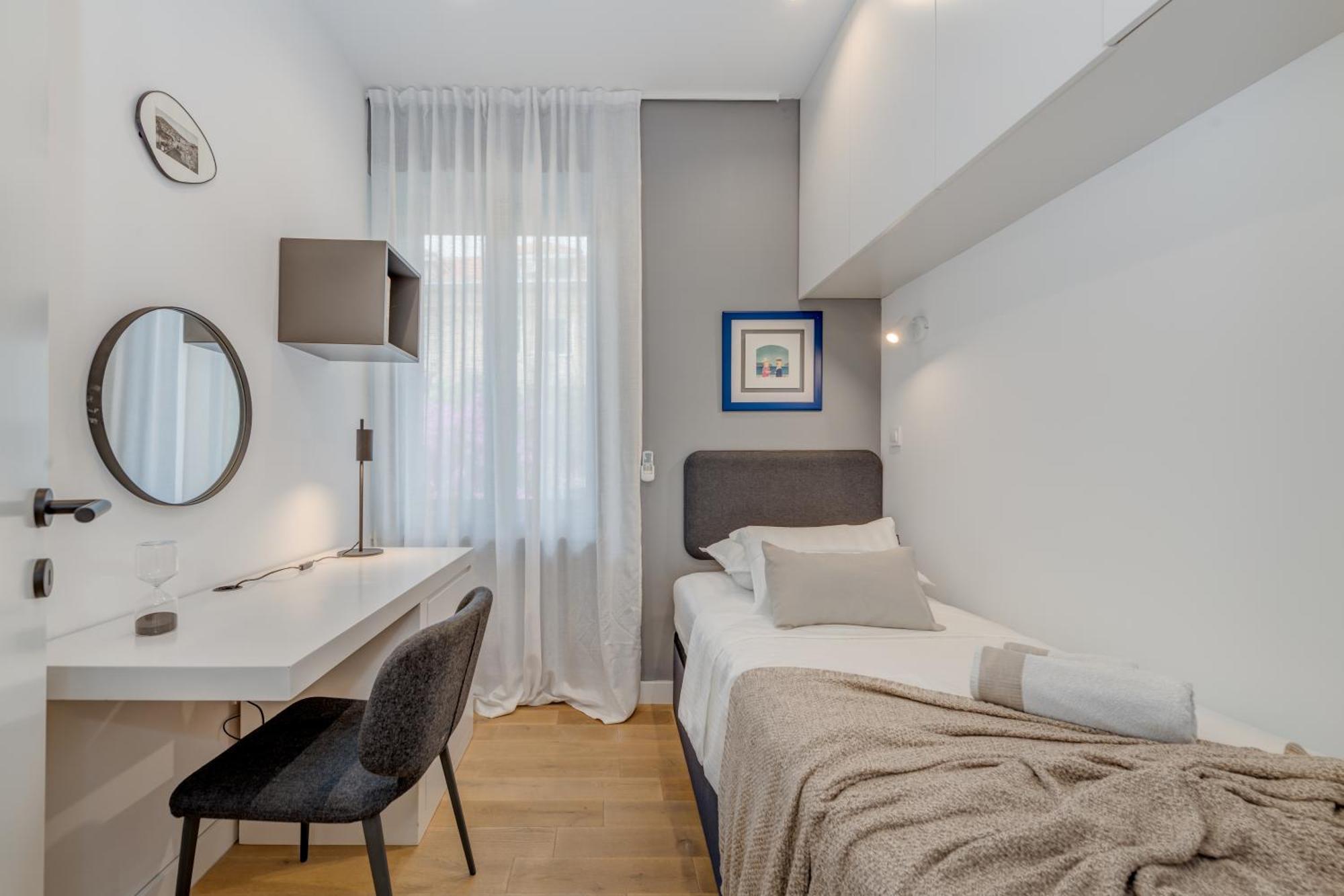 Apartment Location! Spacious Lux -5 Min From & Centre