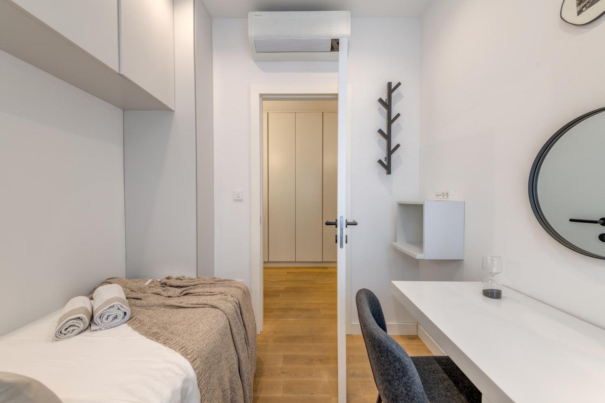 Location! Spacious Lux -5 Min From & Centre Apartment
