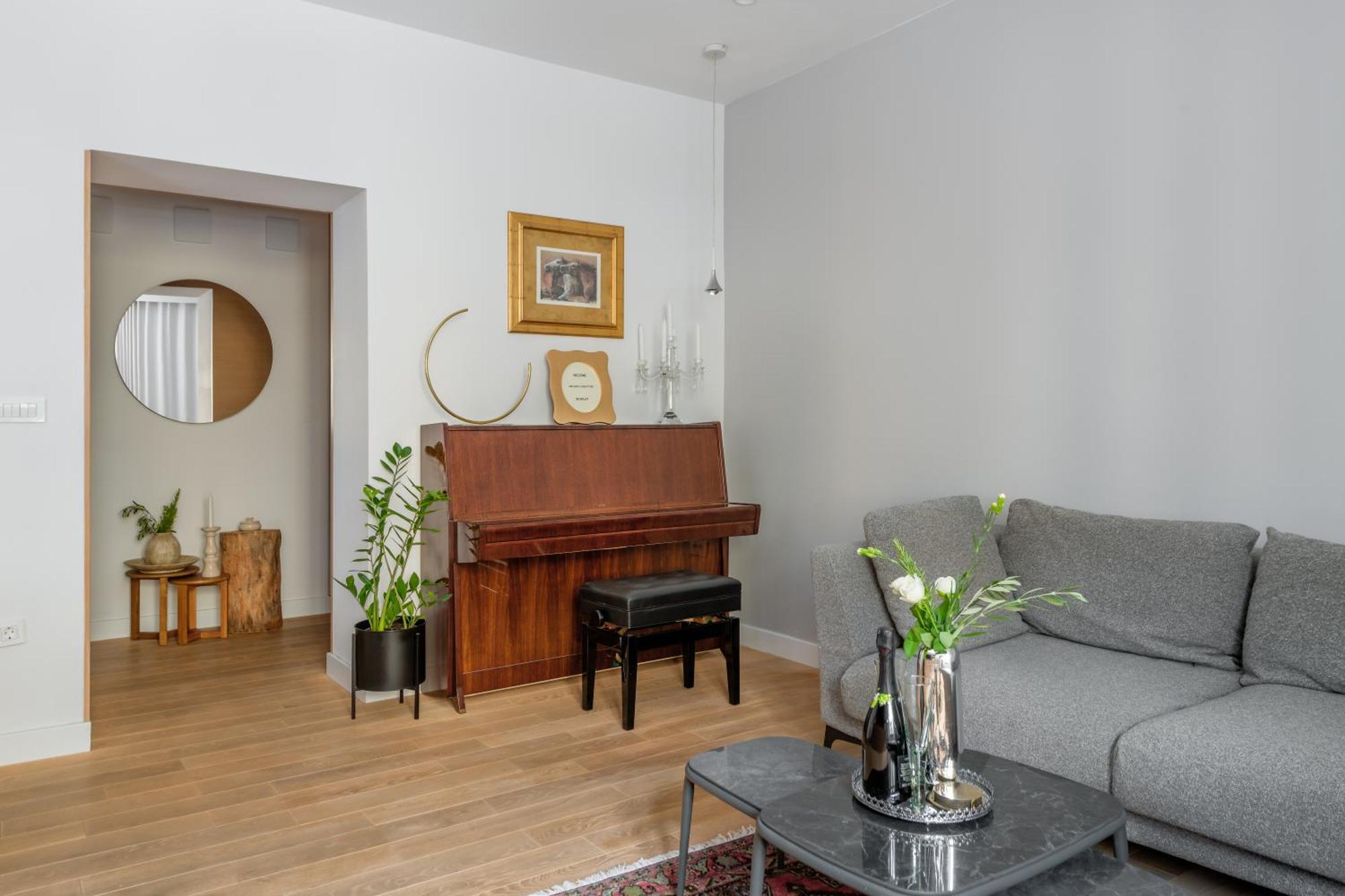 Location! Spacious Lux -5 Min From & Centre Apartment