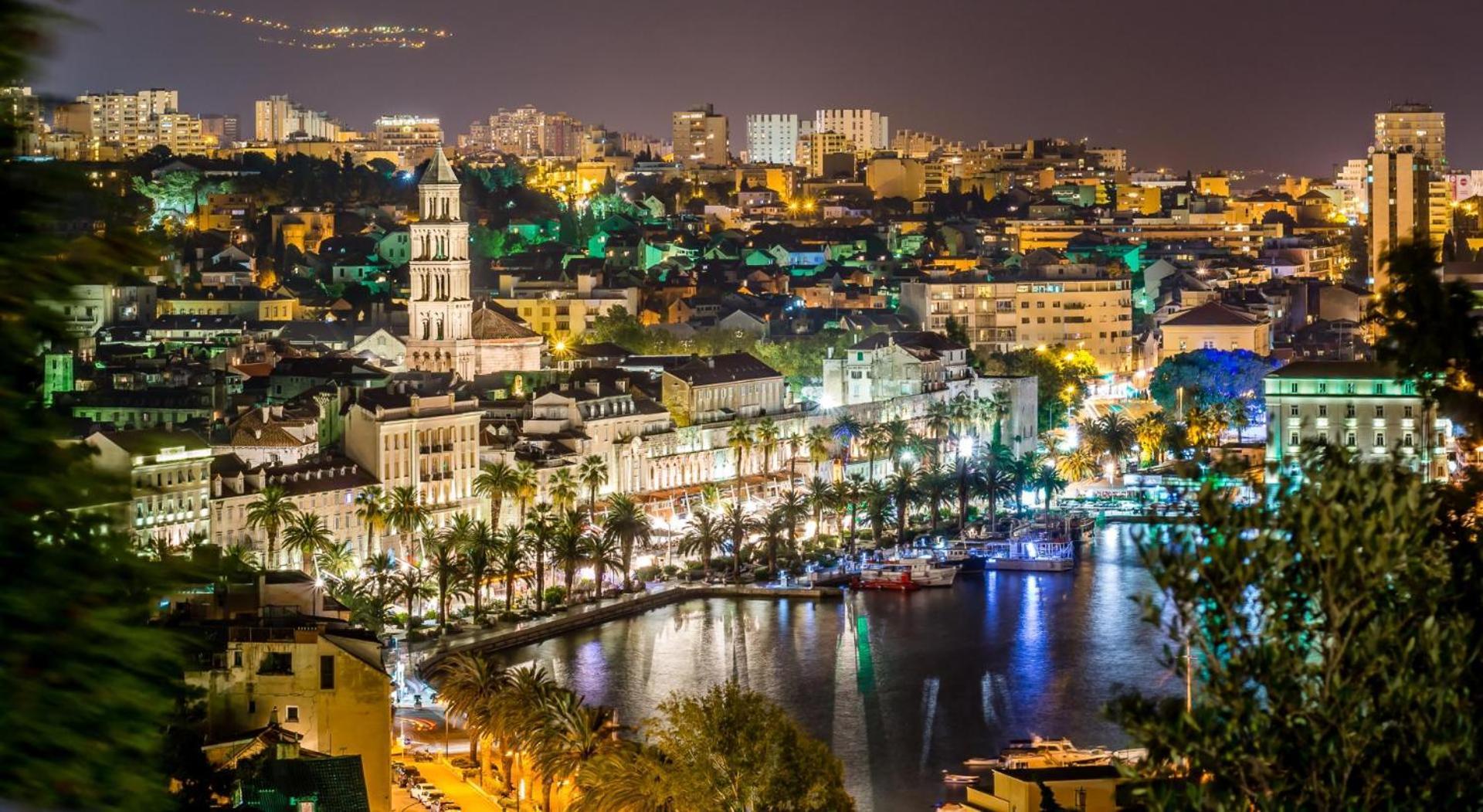 Apartment Location! Spacious Lux -5 Min From & Centre Split